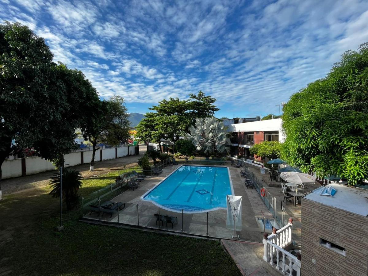 Hotel Restaurante Versalles Melgar Exterior photo