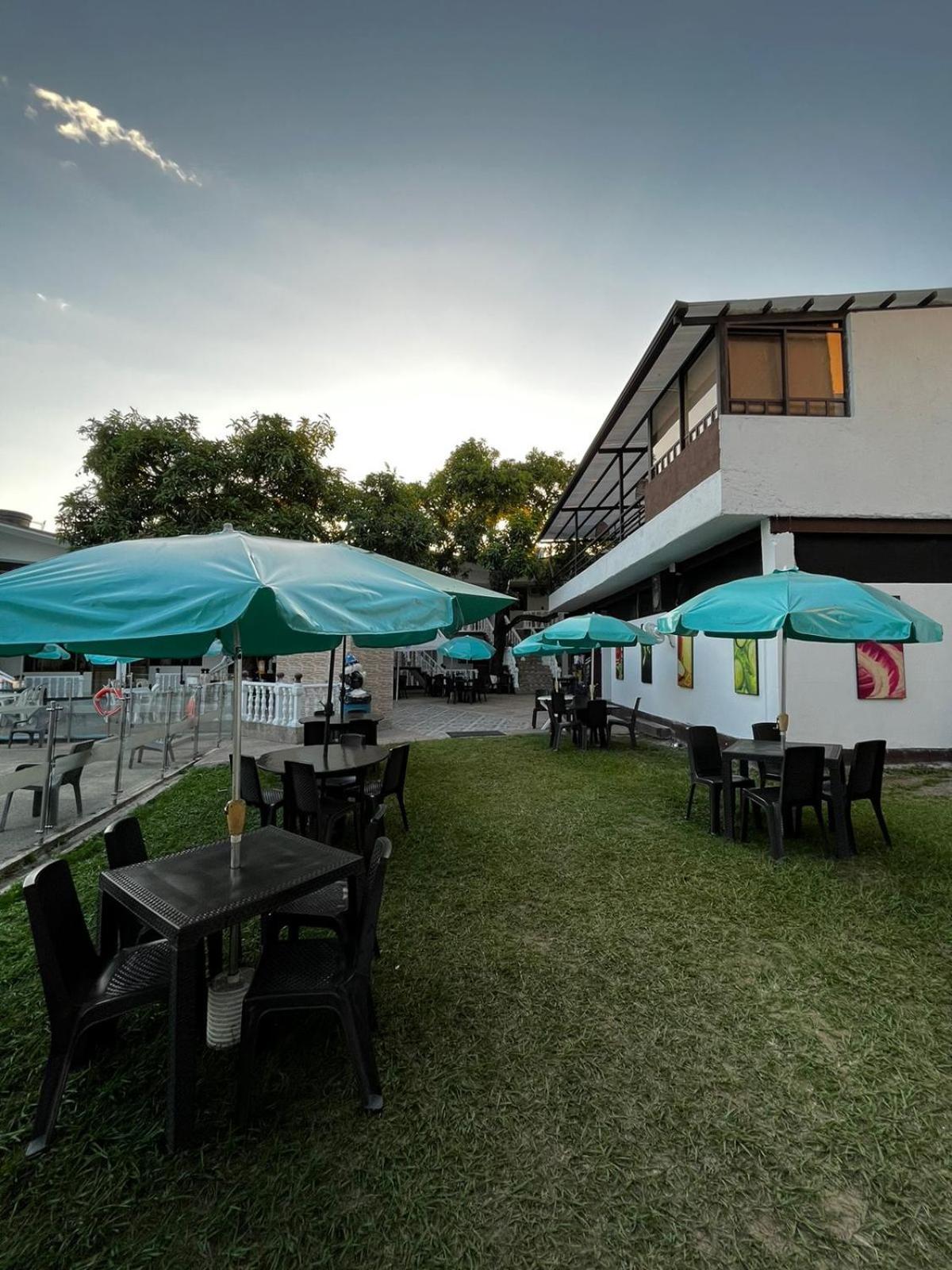 Hotel Restaurante Versalles Melgar Exterior photo